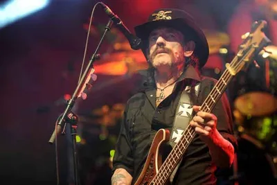 Lemmy dormia de olhos abertos, lembra Topper Headon