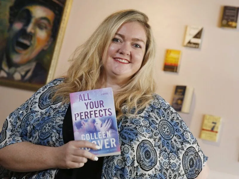Colleen Hoover confirma fim do câncer após tratamento