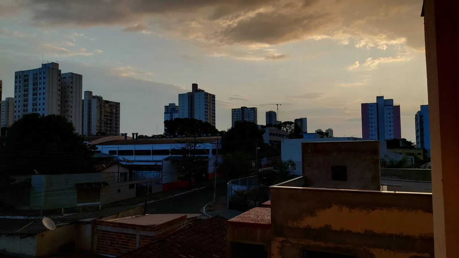 Frente fria leva risco de tempestades e ventos acima de 60 km/h a Goiânia