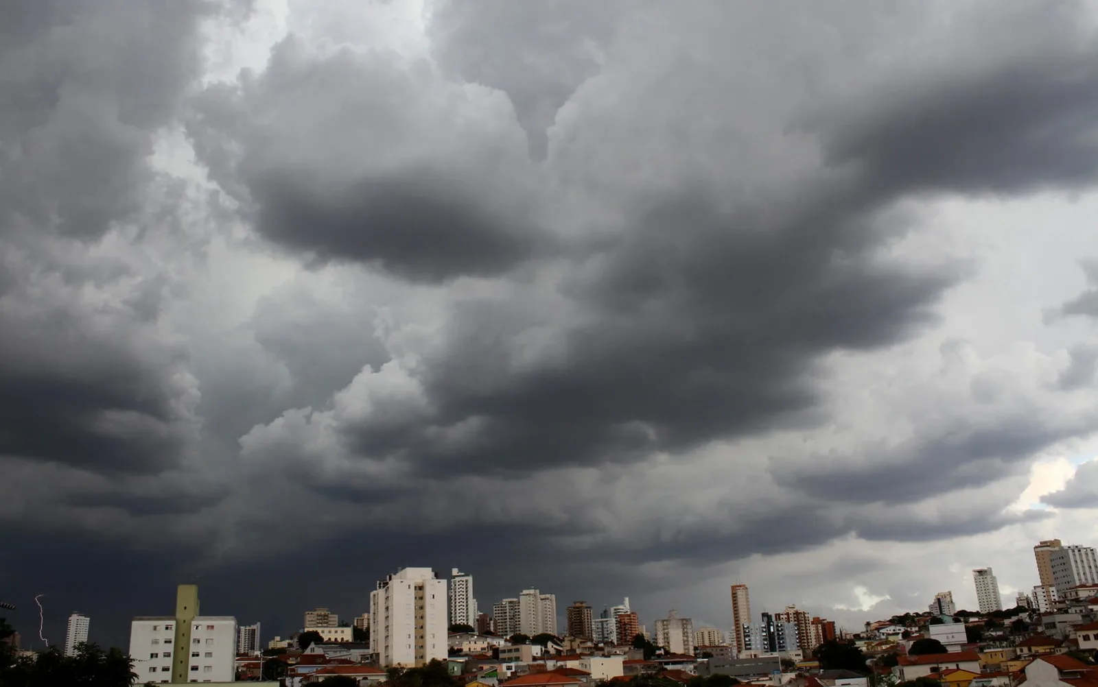 Alerta de tempestade alcança 157 municípios de Goiás nesta quarta-feira