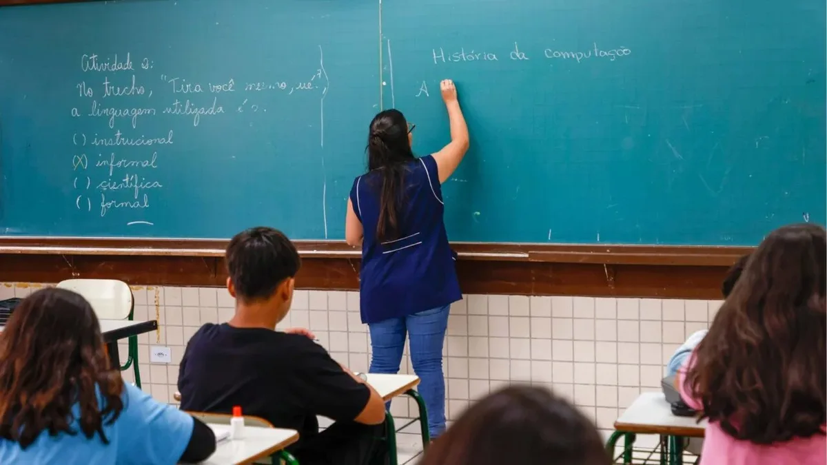 Contratos temporários avançam enquanto envelhece quadro de professores do ensino médio
