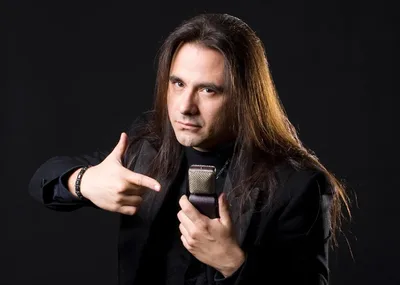 Rafael Bittencourt homenageia Andre Matos e publica fotos do Angra