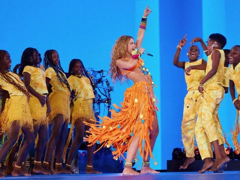 Shakira leva Ghetto Kids ao palco durante temporada de shows em Madri