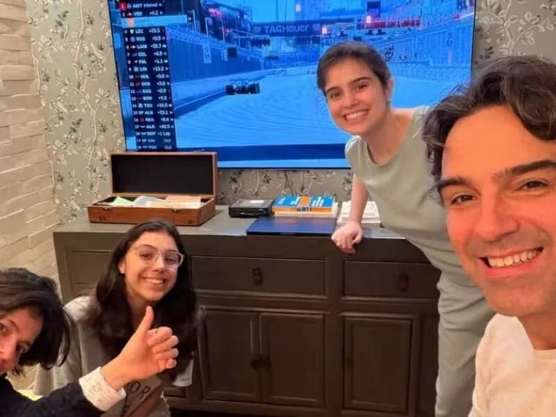 Tadeu Schmidt revisita fotos da família durante cobertura da Fórmula 1