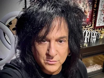 Steve Stevens conta como ouviu pedido para tocar com menos virtuosismo