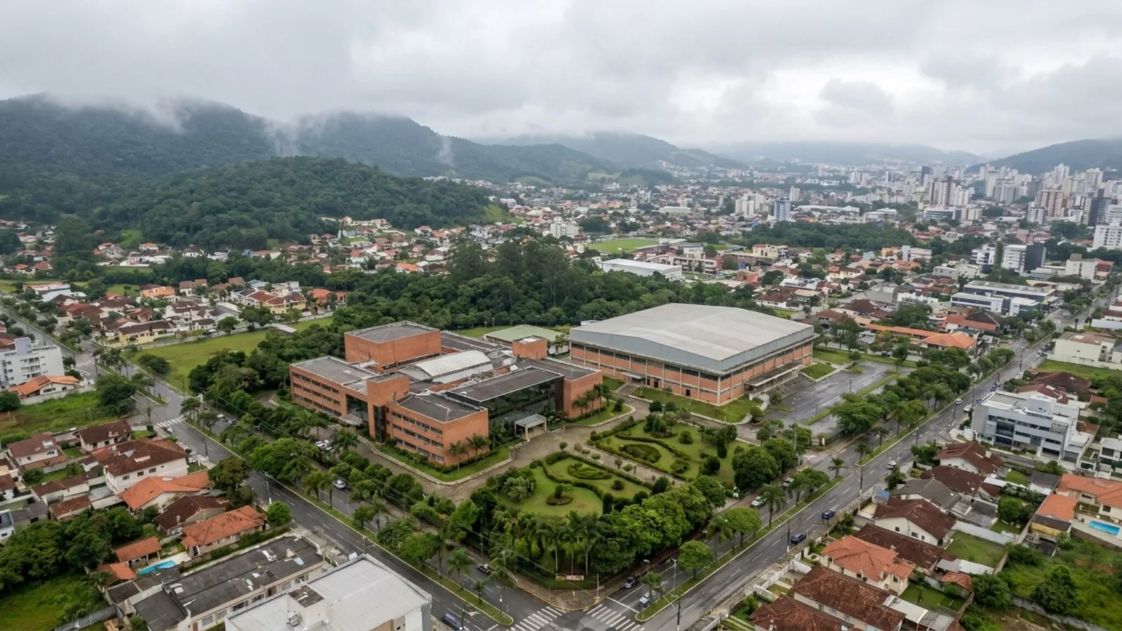 Joinville guarda edifícios históricos entre a serra, a baía e áreas de floresta