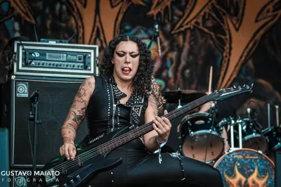 Fernanda Lira diz que letras do Crypta criaram laços com fãs
