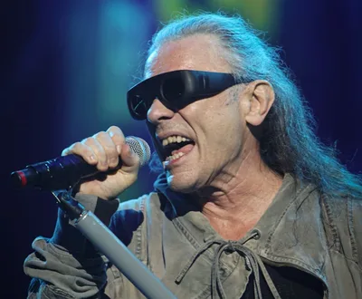 Bruce Dickinson questionou a narrativa de “Crazy”, do Aerosmith