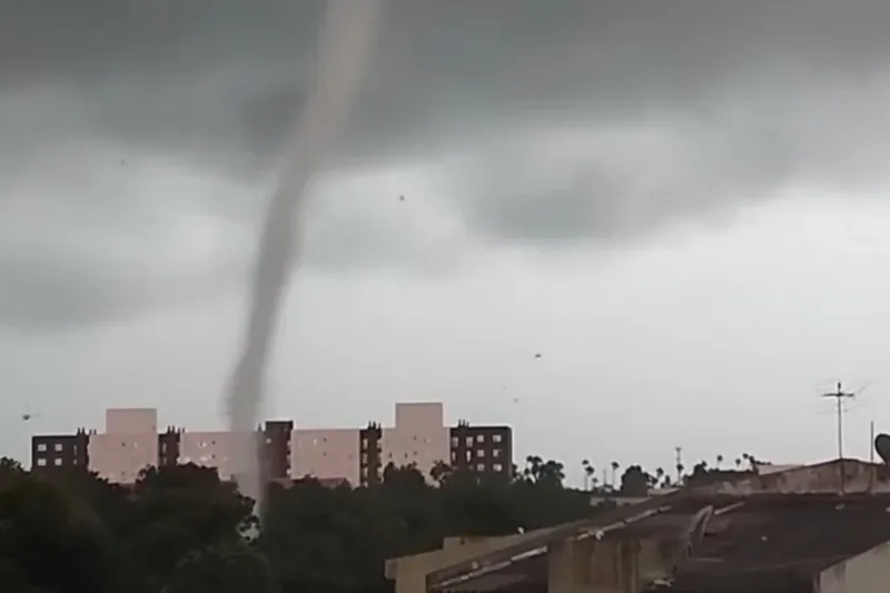Inmet emite alerta vermelho para tempestades e tornados em quatro estados