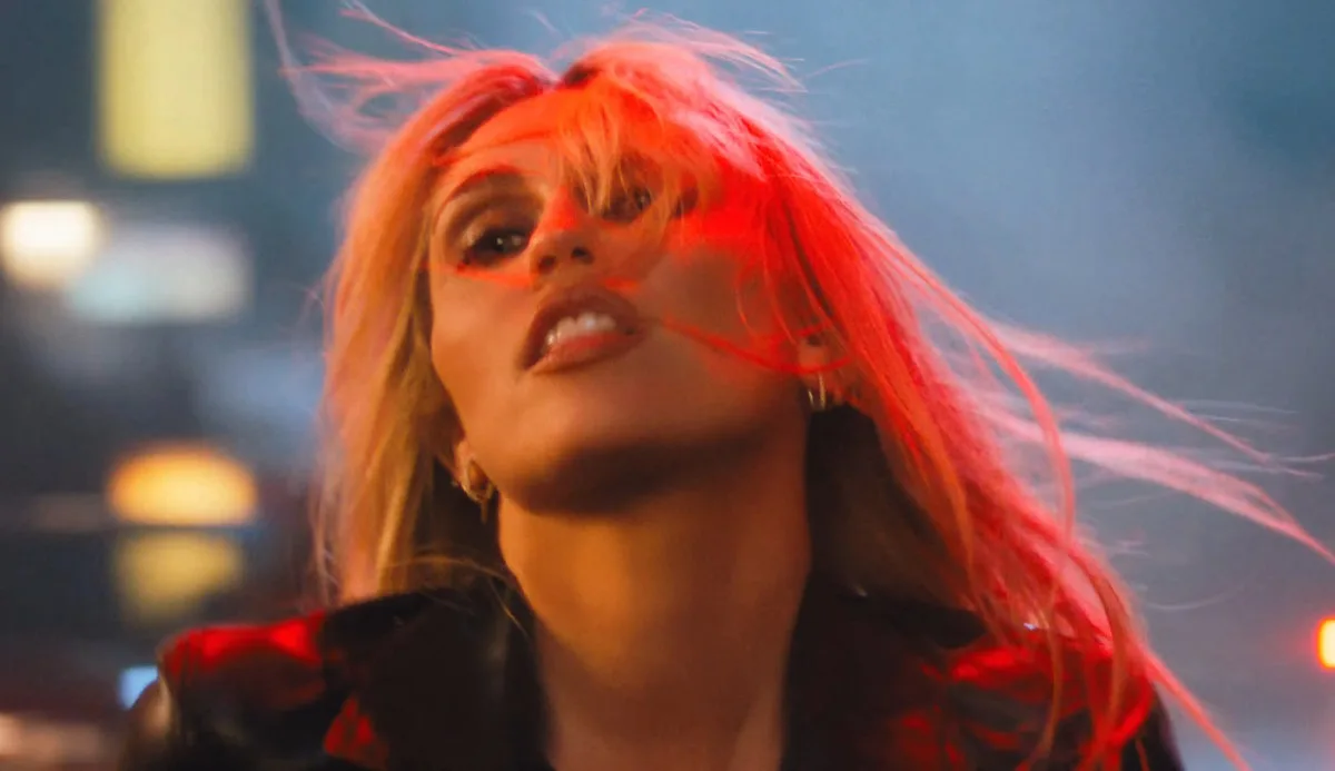 Miley apresenta “Bass Persuades” e inicia nova fase artística