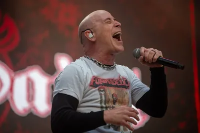 Joey Vera lembra amizade de infância com John Bush no Armored Saint