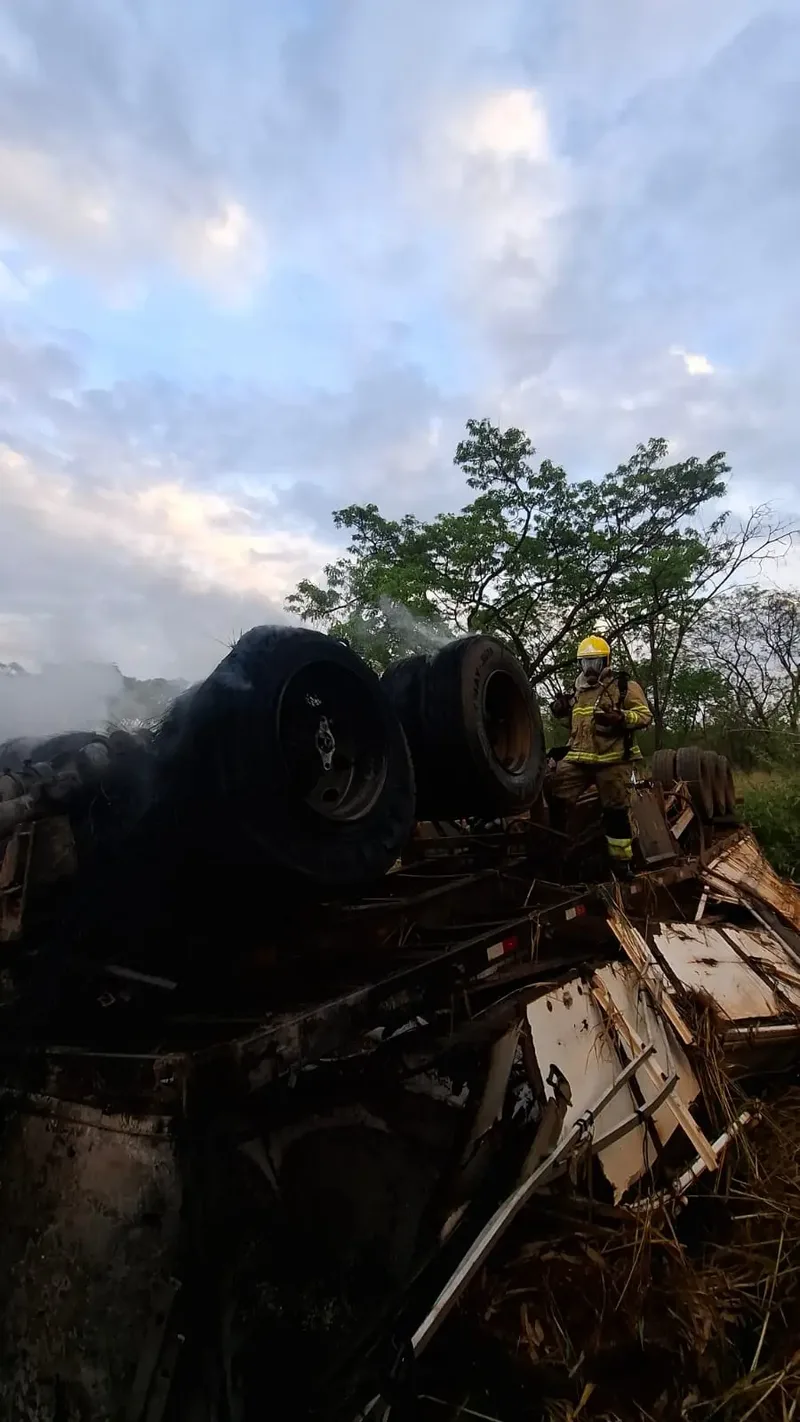 Bombeiros retiram corpo de cabine após incêndio em carreta na BR-364, em Jataí
